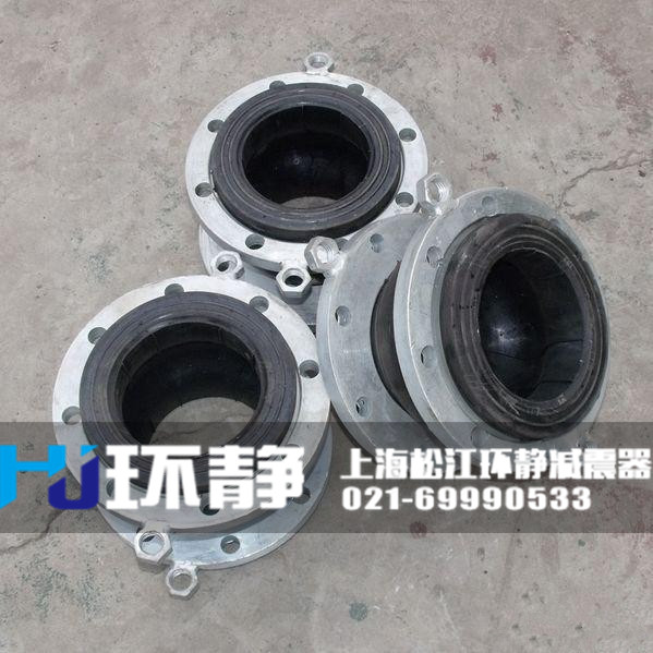 北京市朝陽區(qū)<a href=http://yadubest.com/products/xiangjiaojietou/function/180.html target=_blank class=infotextkey>耐油<a href=http://yadubest.com target=_blank class=infotextkey>橡膠接頭</a></a>的實際安裝圖 /></p>要的外事活動區(qū)。<br />北京市朝陽區(qū)橡膠接頭是一種高彈性、高氣密性，耐介質(zhì)性和耐氣候性的管道接頭。 橡膠接頭采用多層次球體結(jié)構(gòu)，吸振能力強，減振降噪效果好；能承受較高的工作壓力，抗爆力大，彈性足；對壓縮、拉伸、扭轉(zhuǎn)變形能較好的起到位移補償作用。
北京市朝陽區(qū)橡膠接頭的分類方式
1、北京市朝陽區(qū)橡膠接頭按連接方式分松套法蘭式、固定法蘭式和螺紋式3種。
2、北京市朝陽區(qū)橡膠接頭按結(jié)構(gòu)可分為單球體、雙球體、異徑體、彎球體及風(fēng)壓盤管等5種。
北京市朝陽區(qū)橡膠接頭由內(nèi)外層膠、簾布層和鋼絲圈組成管狀橡膠件，經(jīng)硫化成型后再與金屬法蘭或平行接頭松套組合而成。橡膠接頭可降低振動及噪聲，并可對因溫度變化引起的熱脹冷縮起補償作用，廣泛應(yīng)用于各種管道系統(tǒng)。
北京市朝陽區(qū)橡膠接頭在利用橡膠的基礎(chǔ)上，其特性與橡膠接頭一樣具有彈性、高氣密性、耐介質(zhì)性、耐候性和耐輻射性等有點，采用高強度、冷熱穩(wěn)定性強的聚酯簾子布斜交與之復(fù)合后，經(jīng)過高壓、高溫模具硫化而成。管道必須有固定支撐或固定托架，固定托架的力必須大于軸向力。垂直安裝和架空安裝時產(chǎn)品兩端需安裝相應(yīng)的固定支架和受力支架，以防止工作受壓后拉脫。
橡膠接頭主體采用極性橡膠，能較好地耐熱、耐油、耐腐、耐酸、耐老化。橡膠接頭廣泛應(yīng)用于各類建筑、廠礦、化工、石油等行業(yè)的水暖通風(fēng)管道，給水排水和循環(huán)水管道、冷凍管道、防腐管道、消防、壓縮機管道。以及實驗室、研究所、船舶、艦艇等設(shè)施上，用來防護和治理系統(tǒng)管道工程隔振降噪，位移補償。
環(huán)靜<a href=http://www.jianzhenqi.xin target=_blank class=infotextkey>減震器</a>管道設(shè)備有限公司專業(yè)生產(chǎn)橡膠接頭，有著豐富的經(jīng)驗，優(yōu)良的設(shè)備，歡迎您的選購。環(huán)靜管道作為專業(yè)的<a href=http://yadubest.com target=_blank class=infotextkey>橡膠接頭廠家</a>，生產(chǎn)和供應(yīng)橡膠接頭型號有三十多種，并且橡膠接頭規(guī)格齊全，從而能夠為多種管道口徑的安裝環(huán)境做配套。歡迎大家來電咨詢和選購，聯(lián)系電話021-69990533.<h3>零部件材料</h3>
<table cellspacing=